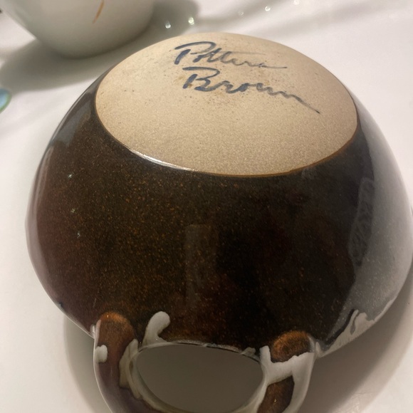 Handmade pottery bowl with handles - Picture 7 of 12